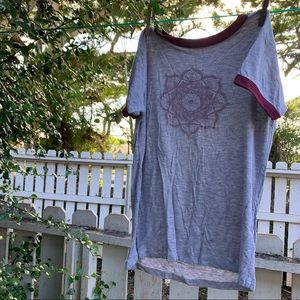 Gray and maroon designed T-shirt 🤍